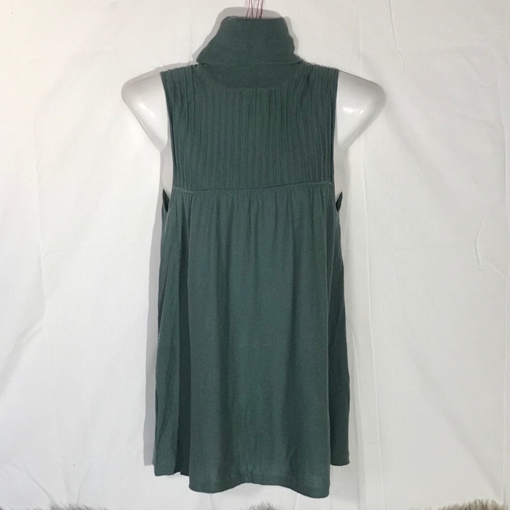 Old Navy Woman’s turtle neck sleeveless sweater